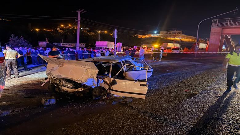 Adana'da trafik ışıklarında bekleyen araca çarpan otomobilin sürücüsü öldü