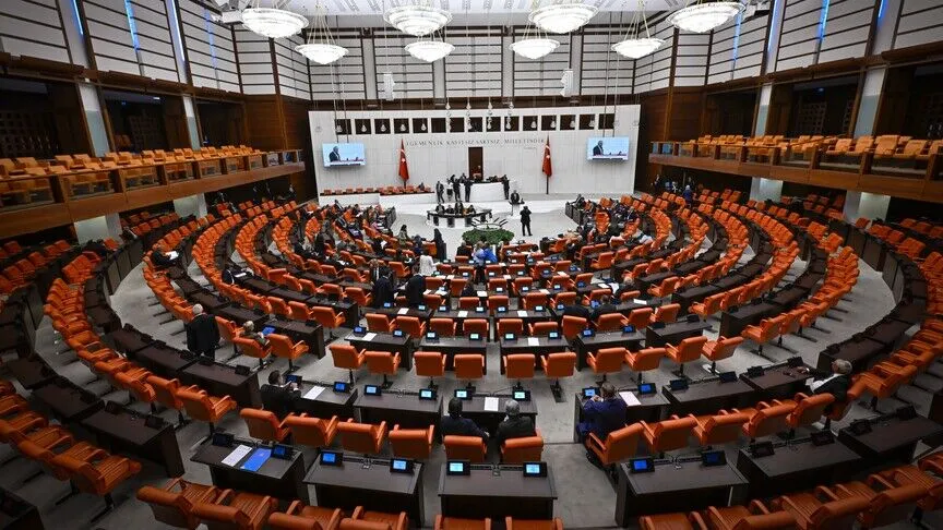 En düşük emekli aylığının artırılmasına yönelik düzenlemeyi de içeren kanun teklifi TBMM Genel Kurulunda kabul edildi