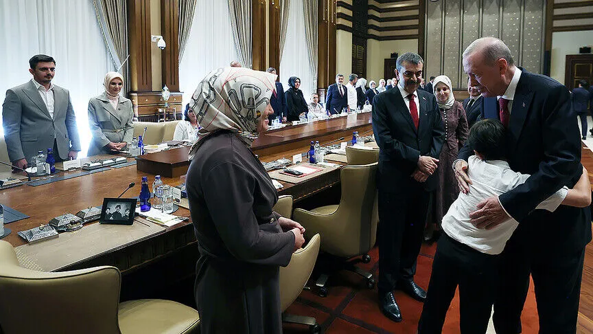 Cumhurbaşkanı Erdoğan, Kahramanmaraş'taki okul saldırısında hayatını kaybeden öğrencilerin aileleriyle görüştü