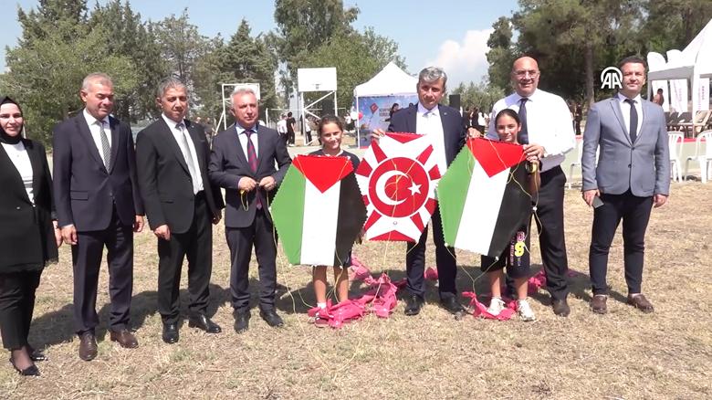 Adana'da uçurtma ve balonlar Filistinli çocuklar için uçuruldu