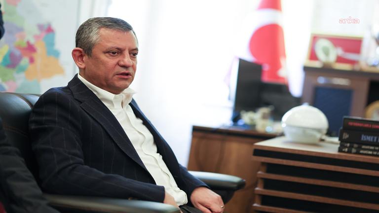 Özgür Özel, ev hapsindeki gazeteciler ve tutuklu gazetecilerin aileleriyle görüştü